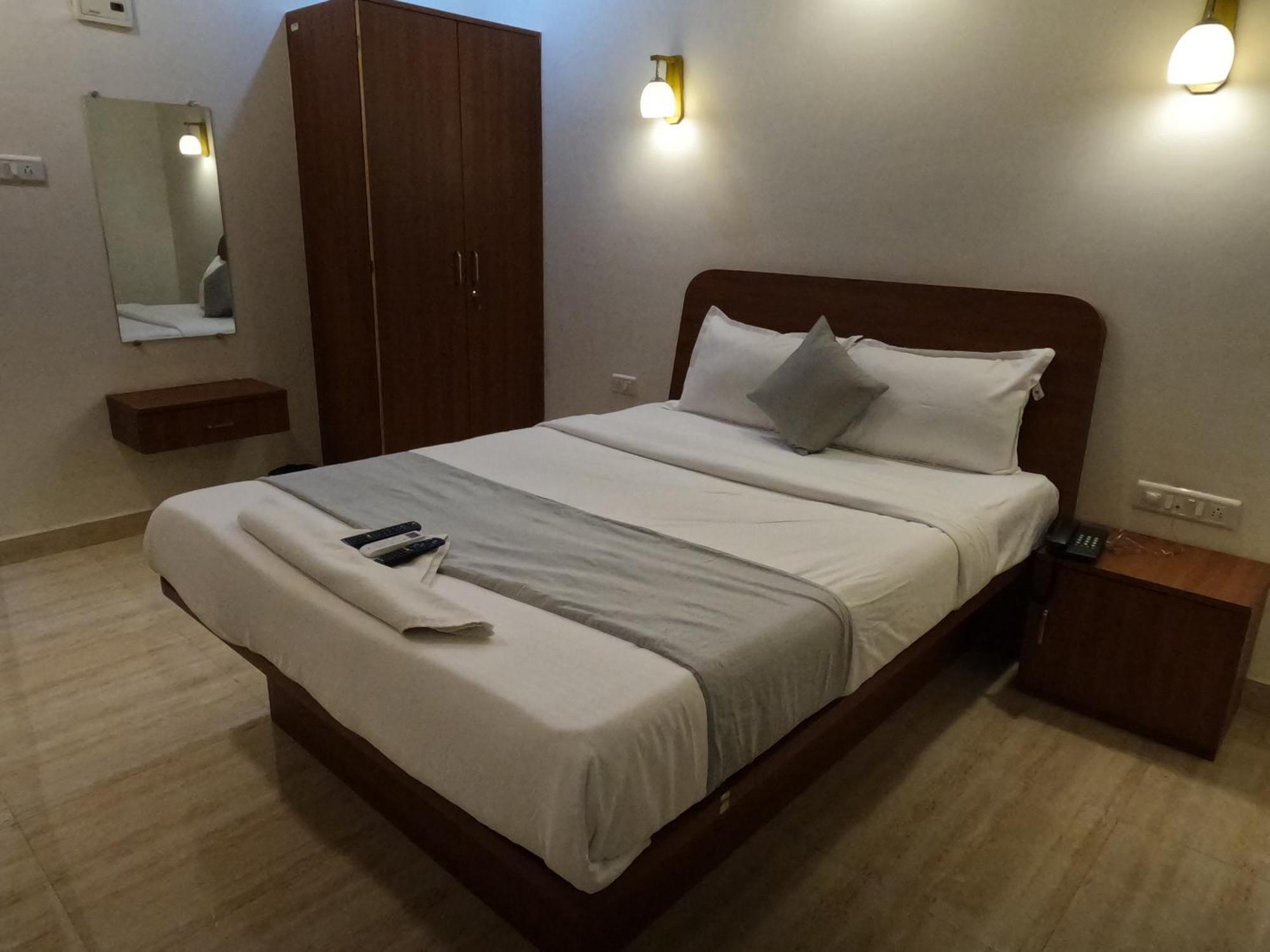 Hotel Sandesh Palace Лонавала Екстериор снимка