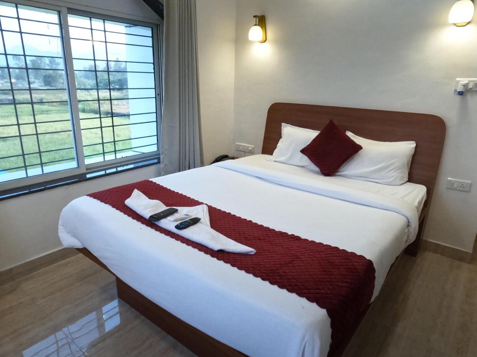Hotel Sandesh Palace Лонавала Екстериор снимка
